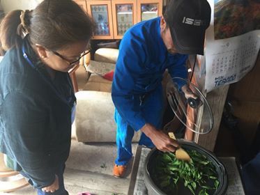 iriam recebe instruções do gerente da fábrica de chás. Imagem cedida pela família.
